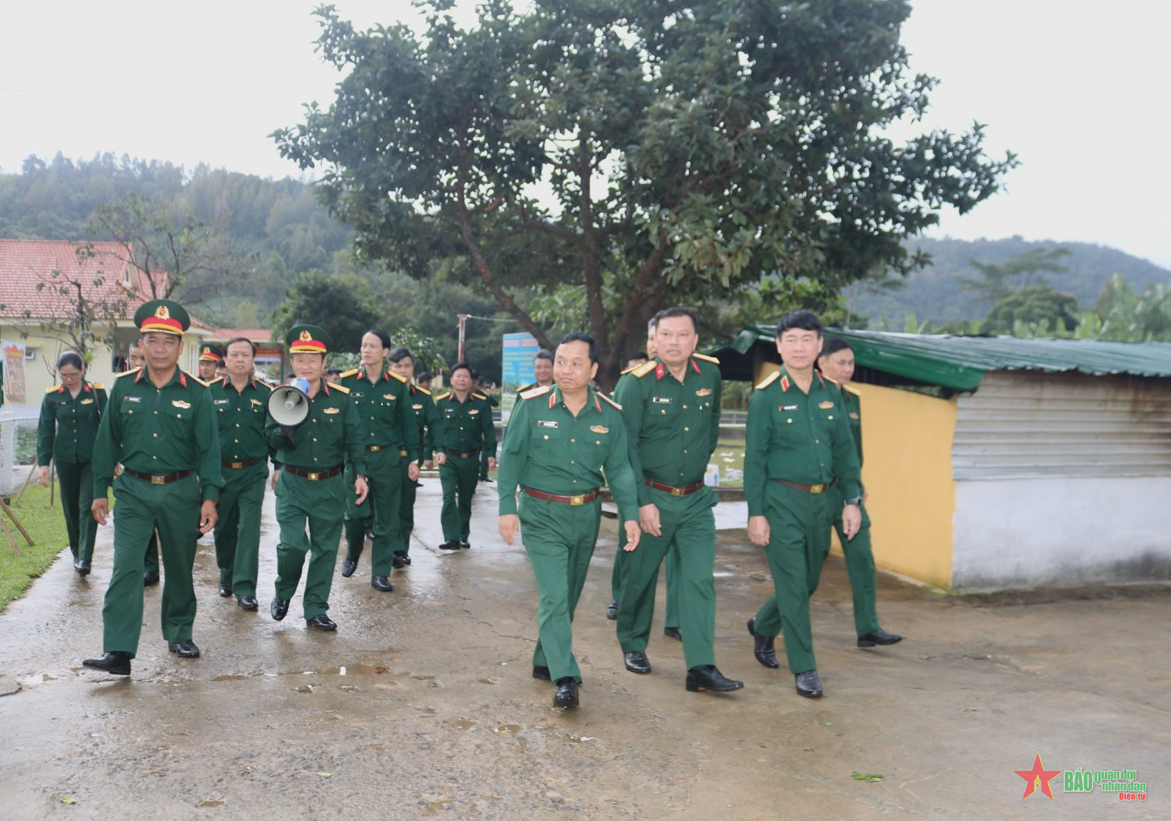 Tham quan, học tập mô hình hỗ trợ, giúp dân xóa đói, giảm nghèo